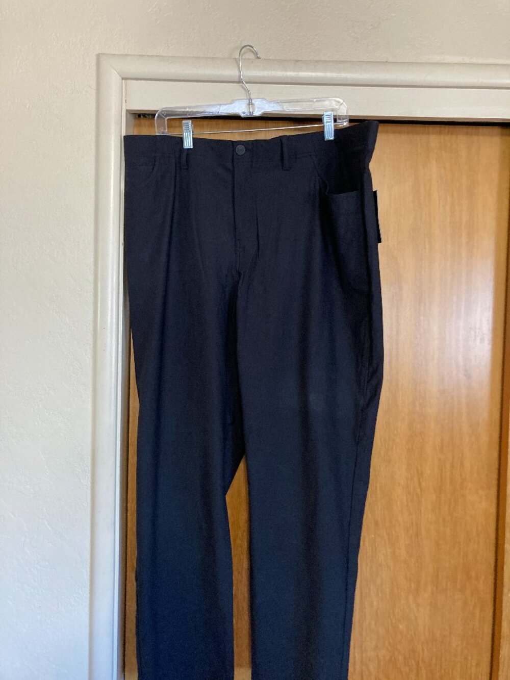 Mens Black Under Armour Pants size 40/30